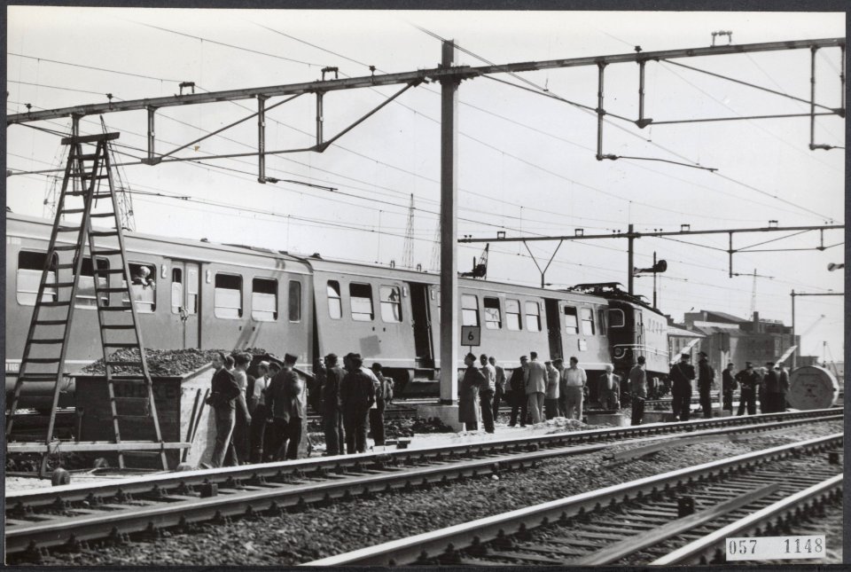 Twee wagons en een locomotief zijn ontspoord op de hoogte van de Piet Heinkade t, Bestanddeelnr 057-1148