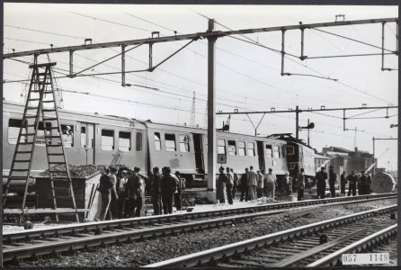 Twee wagons en een locomotief zijn ontspoord op de hoogte van de Piet Heinkade t, Bestanddeelnr 057-1148