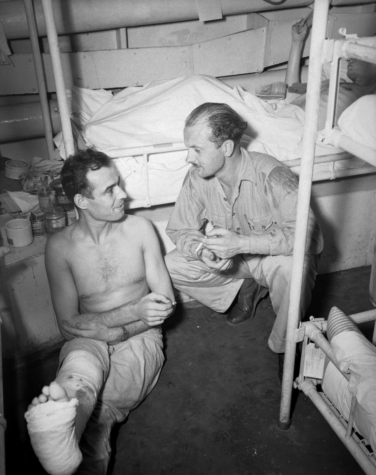 Twee opvarenden, waarvan één de voet in het gips, Bestanddeelnr 10648
