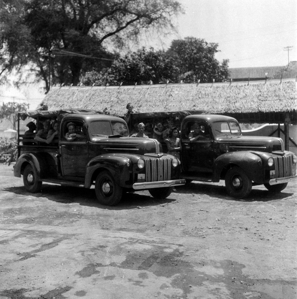 Twee pickup trucks met Nederlandse militairen, Bestanddeelnr 8099