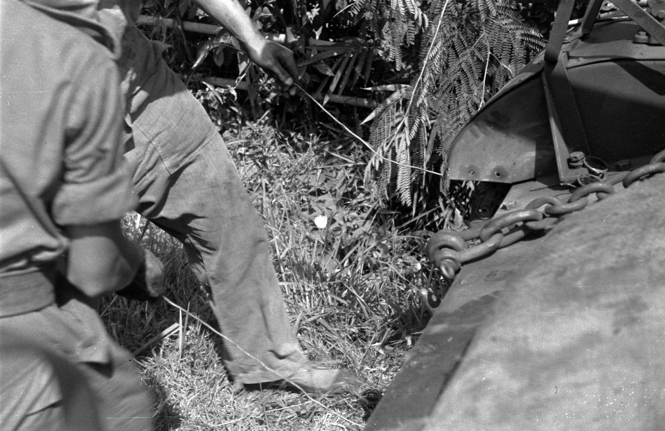 Twee militairen trekken aan touw, bij de voor- of achterkant van een gepantserd, Bestanddeelnr 3937