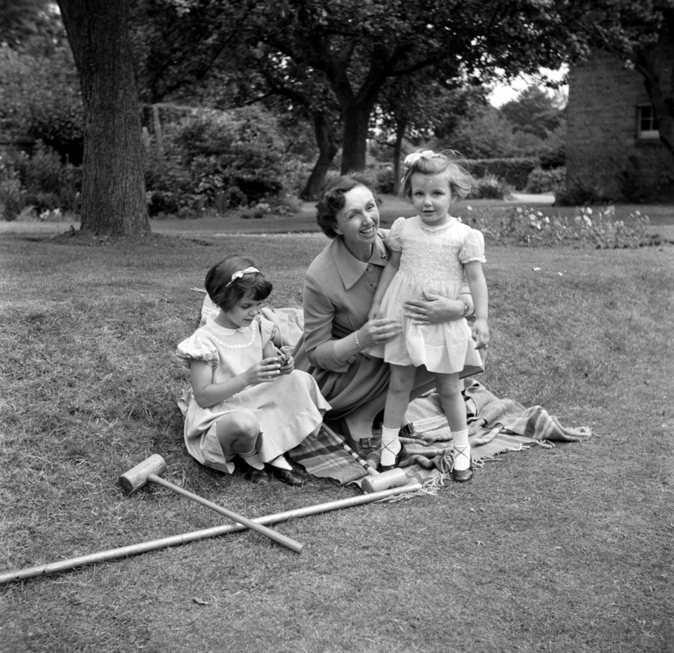 Twee meisjes van de familie Martineau, in de tuin van de Old Lodge in Terlow (Bu, Bestanddeelnr 254-2870