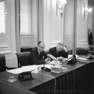 Tweede Kamer , belastingen, achter regeringstafel minister Witteveen en naast he, Bestanddeelnr 917-1894