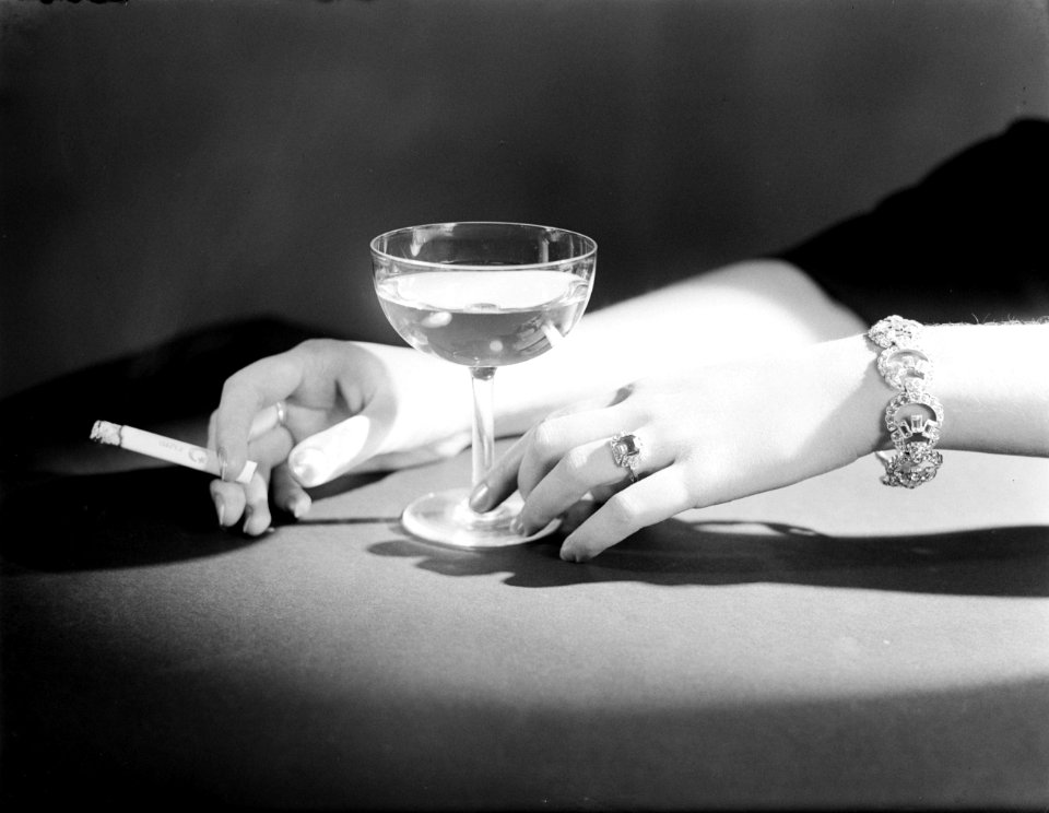 Twee vrouwenhanden met ring en armband, een sigaret en een glas champagne, Bestanddeelnr 190-0854