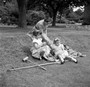 Twee meisjes van de familie Martineau, in de tuin van de Old Lodge in Terlow (Bu, Bestanddeelnr 254-2872