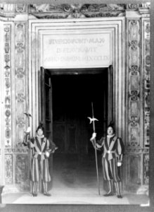Twee wachters bij een poort gemaakt in 1859 onder paus Pius IX die toegang geeft, Bestanddeelnr 190-0980