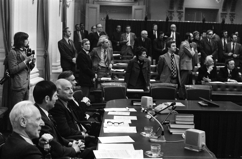 Tweede Kamer , Grondwetswijziging Den Uyl , Van Agt en prof Simons kijken naar, Bestanddeelnr 927-7201