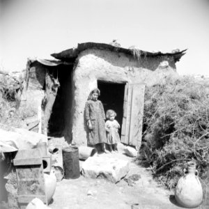 Twee meisjes voor hun onderkomen in het vluchtelingen kamp Amari nabij Ramallah, Bestanddeelnr 255-5745