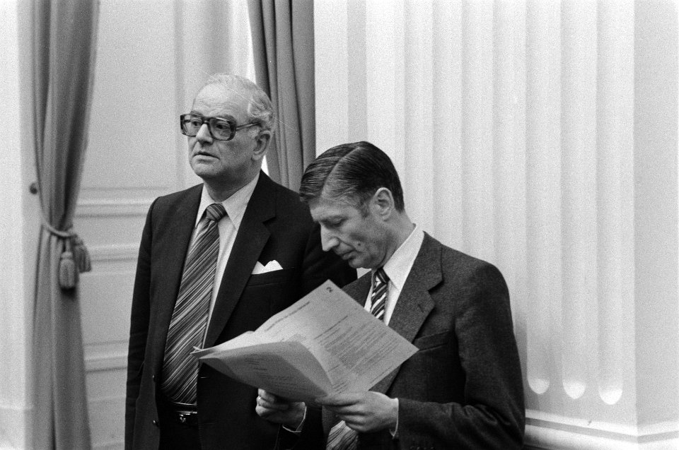 Tweede Kamer , o.a. begroting EZ 1981, 5 en 6 Van Agt en Minister Van der Stee (fin) voor aanvang van de stemming, Bestanddeelnr 931-3582