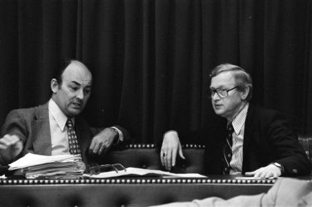 Tweede Kamer , debat afsluiting Oosterschelde Aantjes (l) met Andriessen, Bestanddeelnr 929-3380