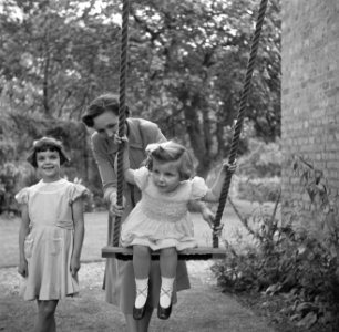 Twee meisjes van de familie Martineau, in de tuin van de Old Lodge in Terlow (Bu, Bestanddeelnr 254-2875