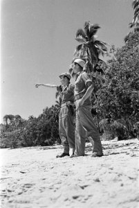 Twee offiicieren (van KNIL infanterie VII) op het strand, Bestanddeelnr 132-5-2