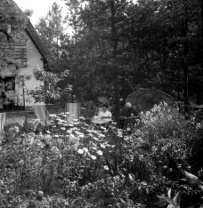 Twee vrouwen in de tuin, rechts waarschijnlijk de moeder van van de Poll, Bestanddeelnr 191-1119