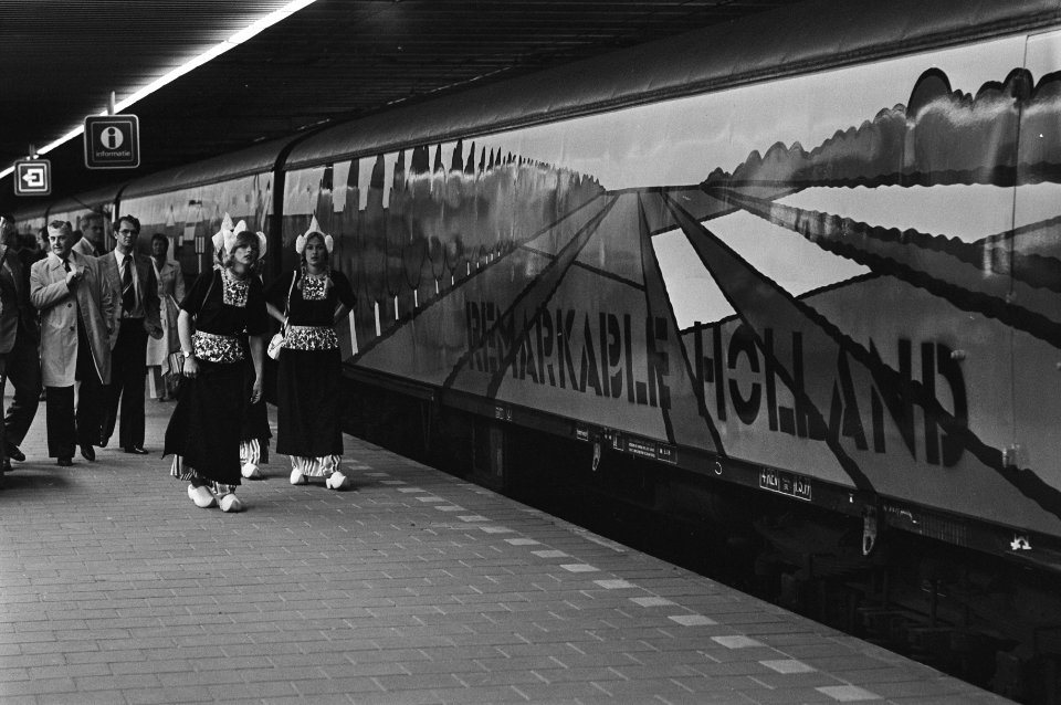 Twee vrouwen in klederdracht, Bestanddeelnr 930-4399