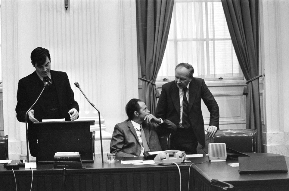 Tweede Kamer , Interimnota Inkomensbeleid v.l.n.r. staatssecretaris Rooyen,, Bestanddeelnr 928-4109