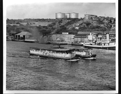 Twee veerponten van de C.P.I.M. (Curaçao Petroleum Industrie Mij.) voor het tra…, Bestanddeelnr 935-1169