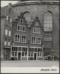 Twee uit de 17 de eeuw daterende gevels aan het Kattegat op de achtergrond de ro, Bestanddeelnr 073-0368