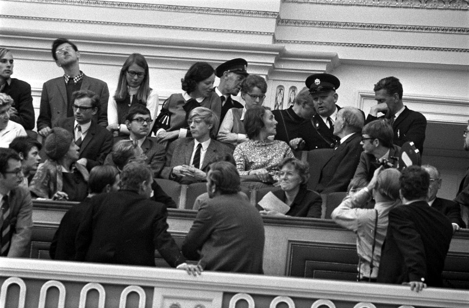 Tweede Kamer , behandeling van de begroting van Justitie. Politie wil ingrijpen , Bestanddeelnr 922-8890