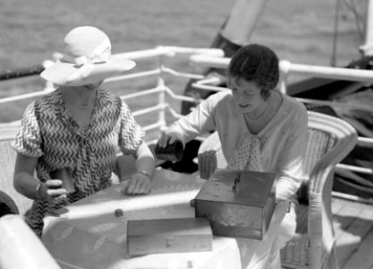 Twee vrouwen spelen een gezelschapspel aan boord van de MS Colombia op weg naar , Bestanddeelnr 190-0126