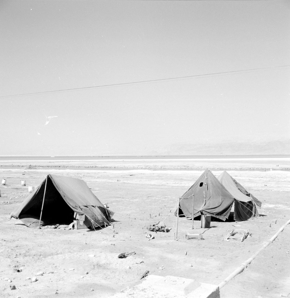 Twee tenten aan de oever van de Dode Zee, Bestanddeelnr 255-2687