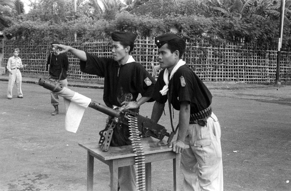 Twee TNI of Laskar soldaten op een kruispunt bij een zware mitrailleur dat is …, Bestanddeelnr 882