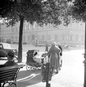 Twee vrouwen lopen met kinderwagens op straat in de zon, Bestanddeelnr 254-5512