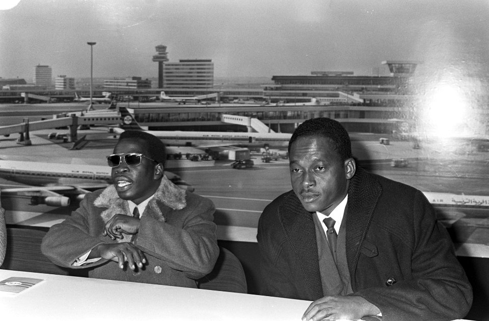 Twee Surinaamse onderwijzers op Schiphol tijdens persconferentie links F. Derby , Bestanddeelnr 922-1235