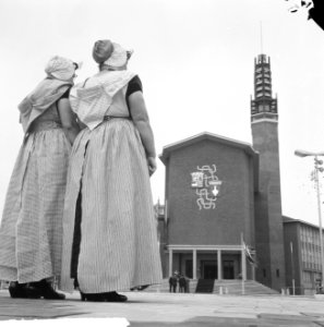 Twee vrouwen in Klederdracht staan voor het nieuwe stadhuis, Bestanddeelnr 917-7971