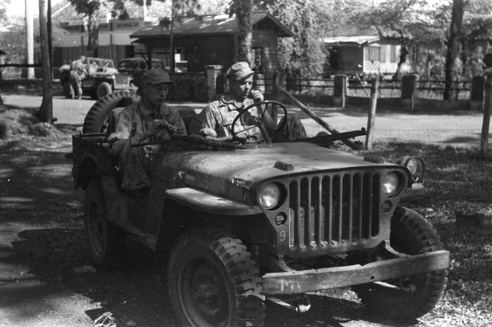 Twee soldaten in een jeep, Bestanddeelnr 321-6-1