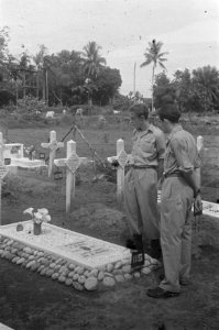 Twee soldaten staan op een begraafplaats bij het graf van H. Berkel van de 9e af, Bestanddeelnr 486-3-2
