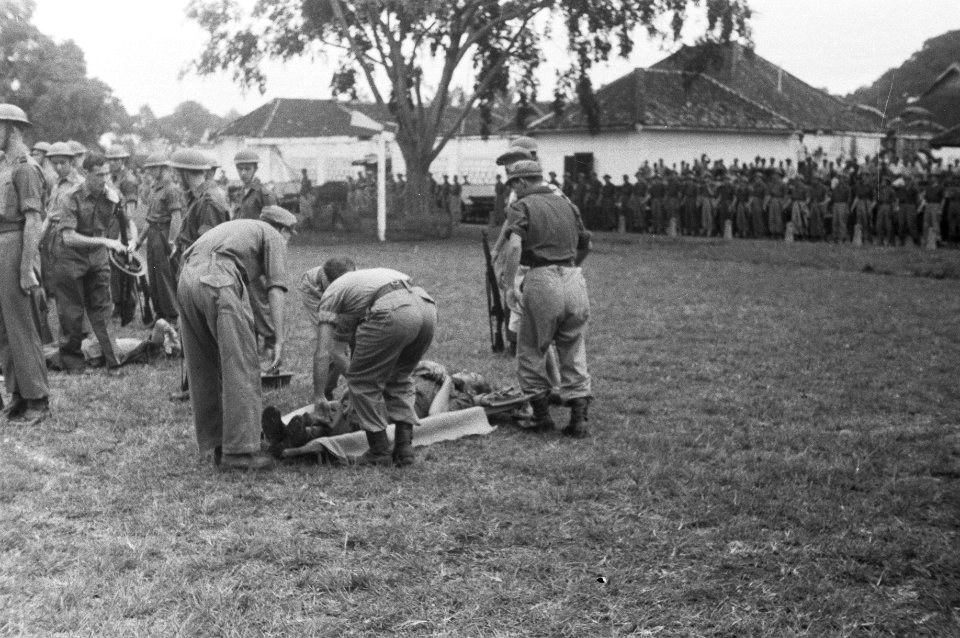 Twee soldaten van de erewacht zijn flauwgevallen Een ligt op een brancard, Bestanddeelnr 1517-2-1