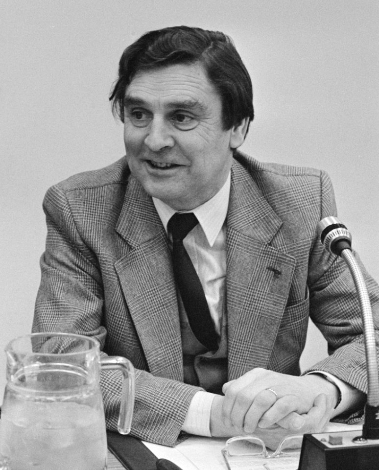Tweede Kamer , CV ontwikkelilngssamenwerking, voorzitter Aarts, Bestanddeelnr 933-2539 (cropped)