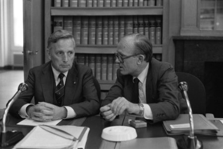 Tweede Kamer , Commissievergadering Politie minister Korthals Altes (l) en Riet, Bestanddeelnr 933-0087