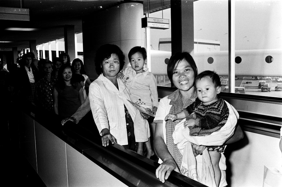 Twee Vietnamese moeders met een kind op de arm op de roltrap, Bestanddeelnr 930-3970