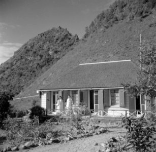 Twee nonnen bij een huis in The Bottom op Saba, Bestanddeelnr 252-8213