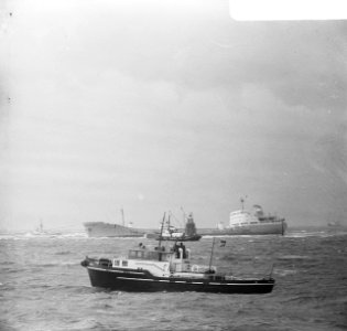 Twee sleepboten bij de vastgelopen tanker, Bestanddeelnr 919-5750