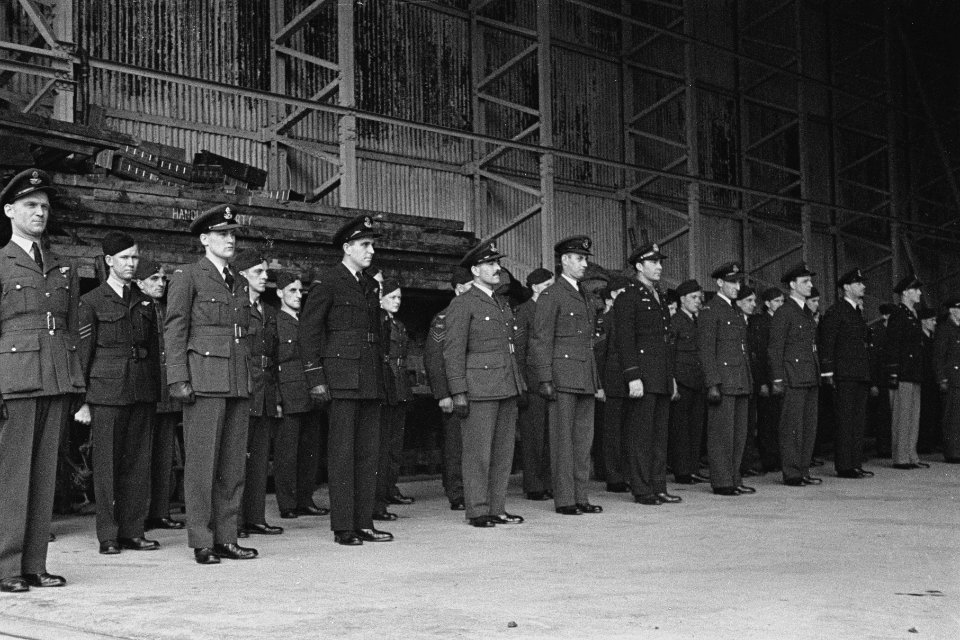 Twee Nederlandse piloten van een Mitchell bommenwerpers squadron ontvangen de Di, Bestanddeelnr 934-8680