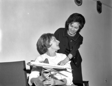 Twee stewardessen van de Transatlantic Canadian Airways Opdracht Telegraaf, Bestanddeelnr 913-5148