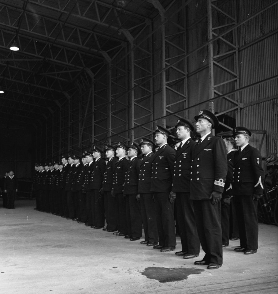 Twee Nederlandse piloten van een Mitchell bommenwerpers squadron ontvangen de Di, Bestanddeelnr 934-8681