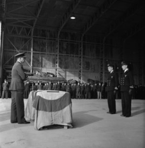 Twee Nederlandse piloten van een Mitchell bommenwerpers squadron ontvangen de Di, Bestanddeelnr 934-8679