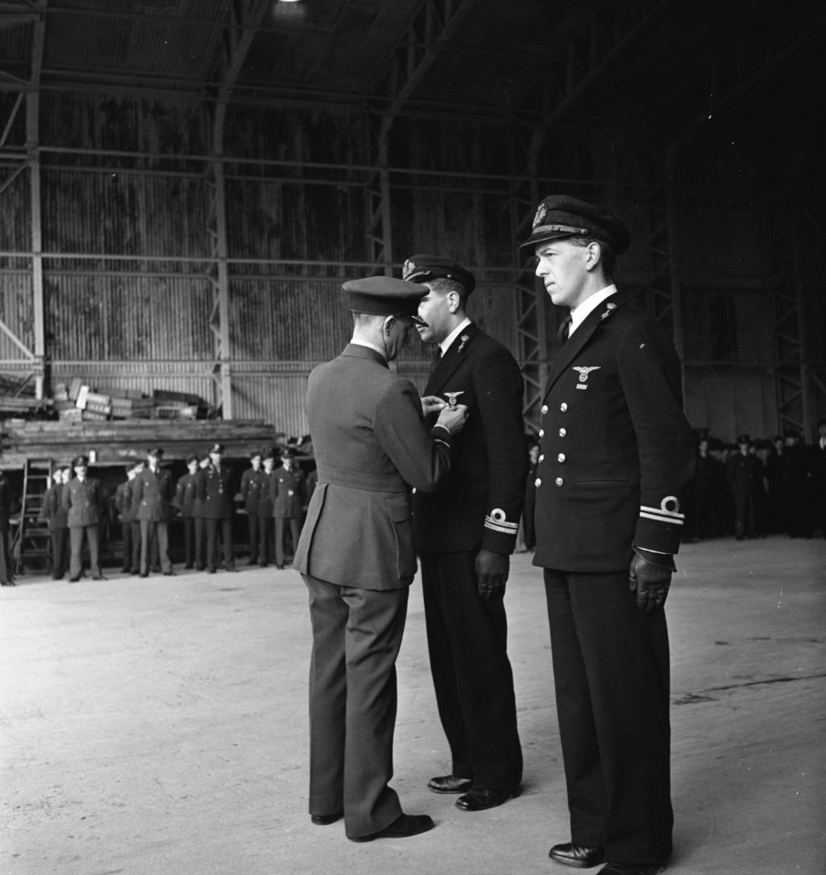 Twee Nederlandse piloten van een Mitchell bommenwerpers squadron ontvangen de Di, Bestanddeelnr 934-8677