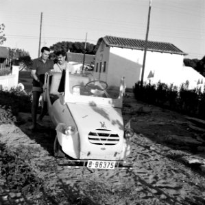 Twee mannen tillen een Voisin op, Bestanddeelnr 254-0733