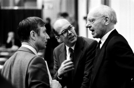 Tweede kamer , debat over zaak Aantjes v.l.n.r. premier Van Agt , minister De R, Bestanddeelnr 929-9987