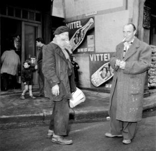 Twee rokende mannen in gesprek, op straat voor het café, Bestanddeelnr 252-9493