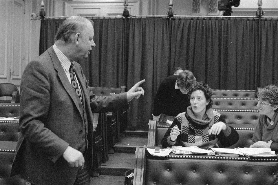 Tweede Kamer , debat ADM VVD-woordvoerder Jacobse in gesprek met CPN-woordvoers, Bestanddeelnr 933-2145