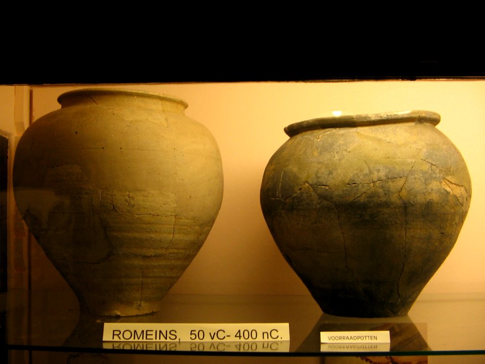 Twee Romeinse voorraadpotten in het Leudalmuseum, Haelen 001