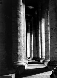 Twee rijen van de Dorische zuilen die de colonnade om het Sint-Pietersplein vor…, Bestanddeelnr 252-1745
