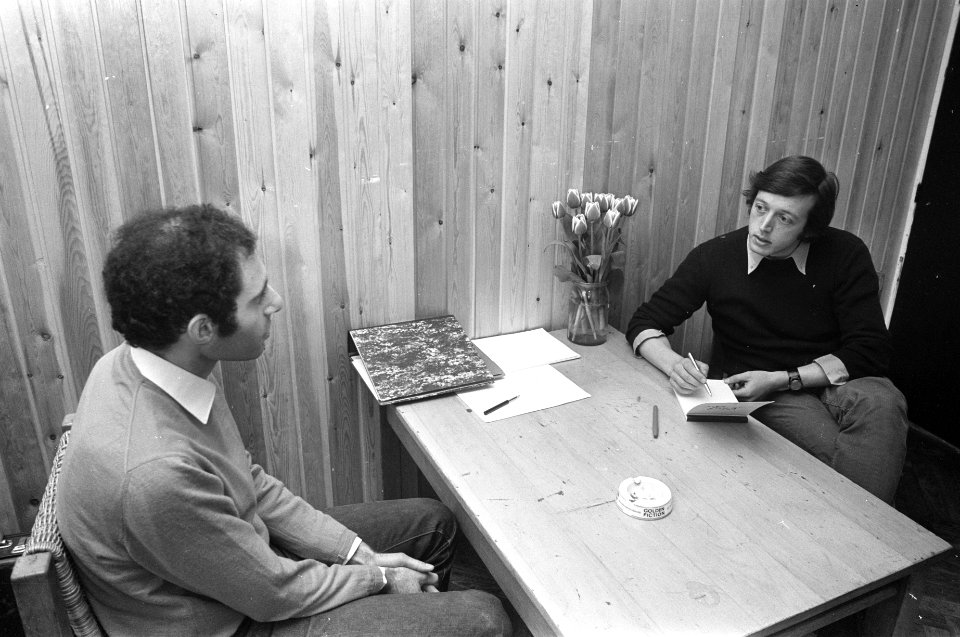 Twee personen in gesprek, Bestanddeelnr 925-5390