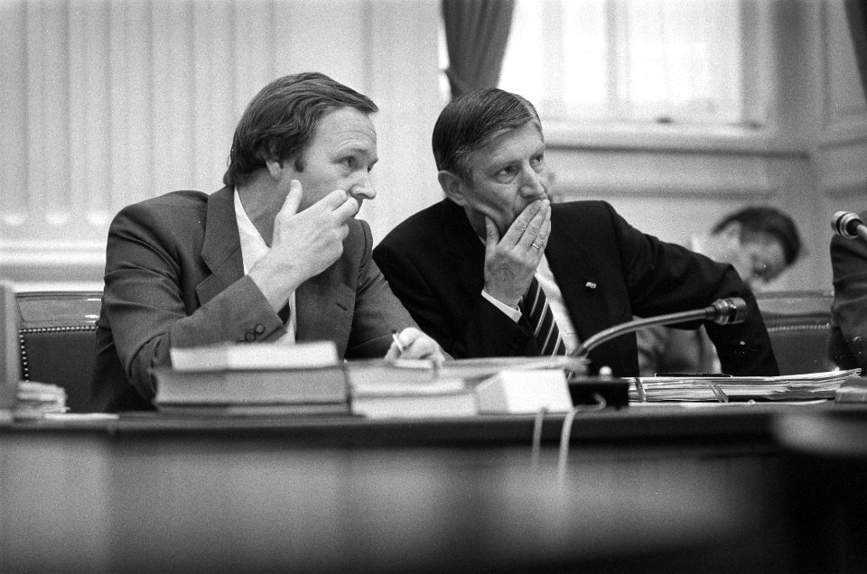 Tweede Kamer , debatten minister Terlouw (l) en premier Van Agt luisteren naar , Bestanddeelnr 932-2043