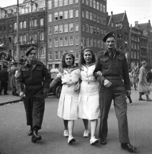 Twee meisjes in matrozenpakjes met twee militairen, Bestanddeelnr 900-4589